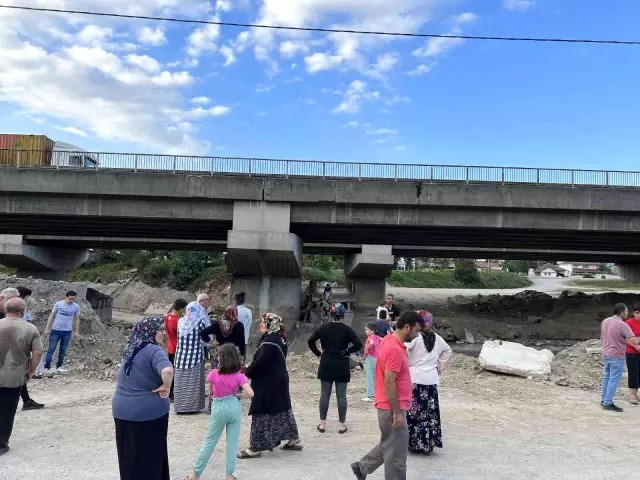 Yıkılan köprü köyü ikiye böldü, vatandaşlar karşıya geçebilmek için çile çekiyor