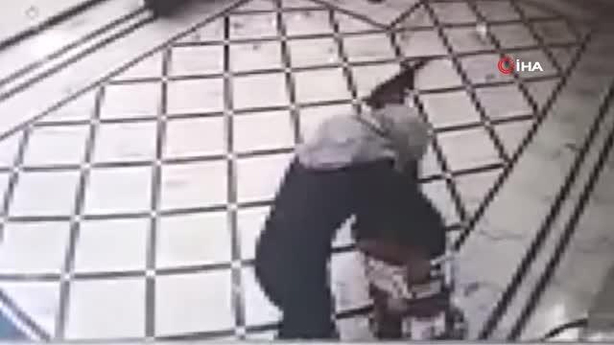 Puşili motosiklet hırsızı kamerada