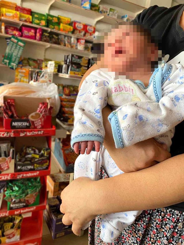 10 günlük bebeği ağaç altında adeta ölüme terk etmişler 10 günlük bebeği ağaç altında adeta ölüme terk etmişler