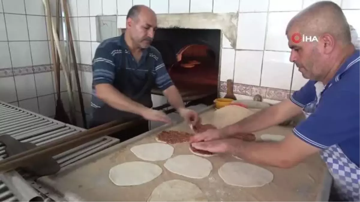 Fırıncıların 400 derece ateşin karşısında ekmek mücadelesi