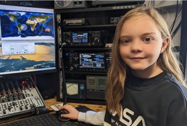 8 yaşındaki kız amatör radyo kullanarak Amerikalı astronot ile sohbet etti 8 yaşındaki kız amatör radyo kullanarak Amerikalı astronot ile sohbet etti