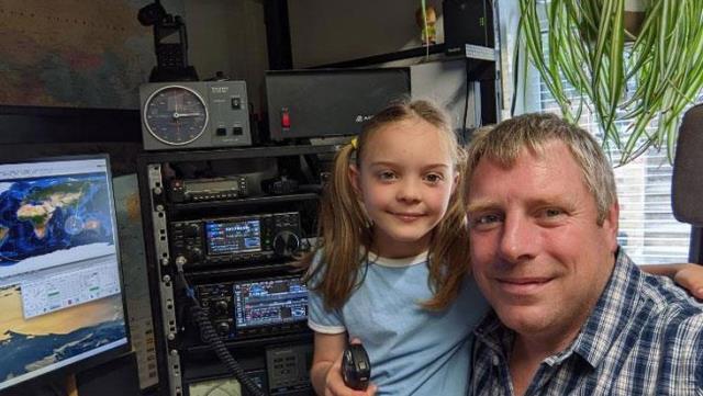 8 yaşındaki kız amatör radyo kullanarak Amerikalı astronot ile sohbet etti 8 yaşındaki kız amatör radyo kullanarak Amerikalı astronot ile sohbet etti