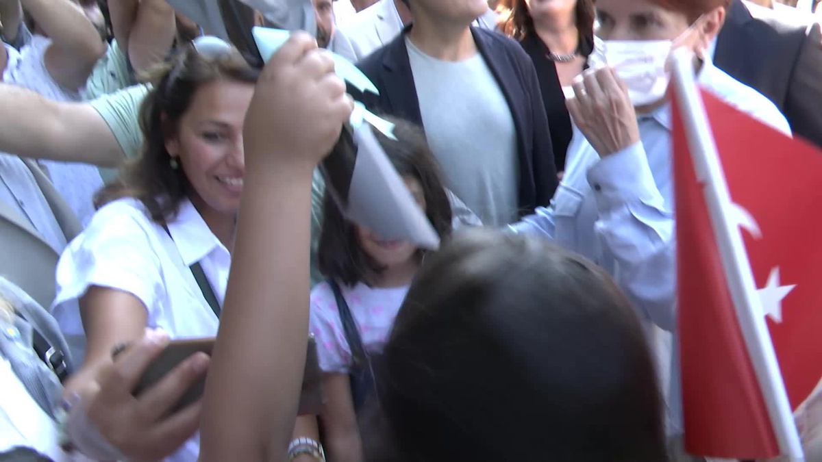 Akşener\'in İstanbul Güngören\'de Ziyaret Ettiği Esnaf: "Krediye Girdik Maalesef. Şu 2 Sene İçinde 200-300 Bin Liralık Bir Borca Girdik"