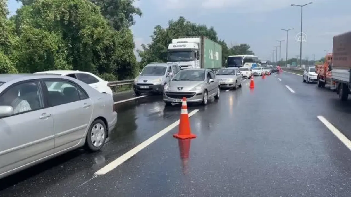 Anadolu Otoyolu\'nda savrulan kamyonun altına giren otomobilin sürücüsü öldü