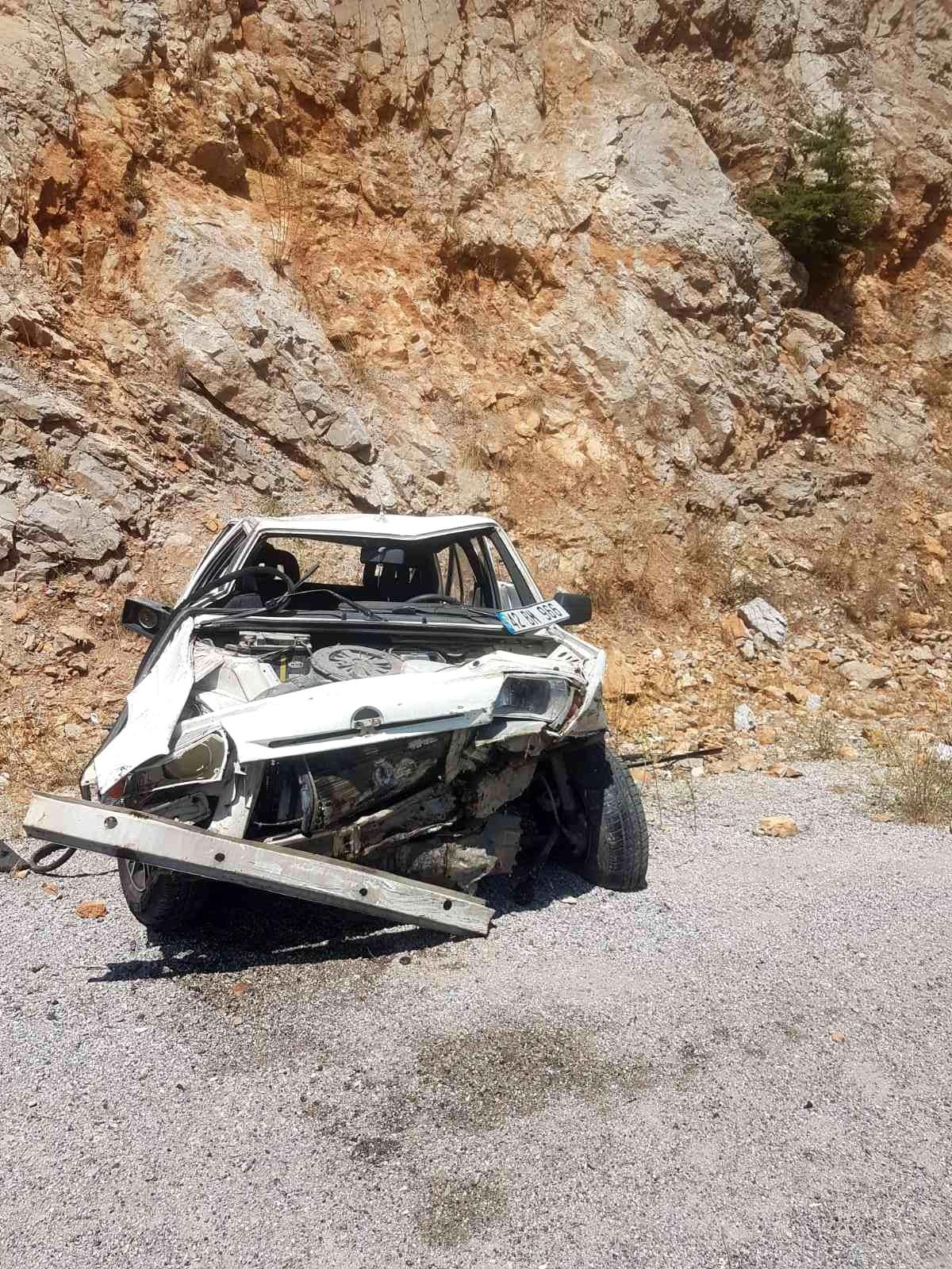Antalya\'da otomobil, şarampoldeki kayalara çarptı: 1 yaralı