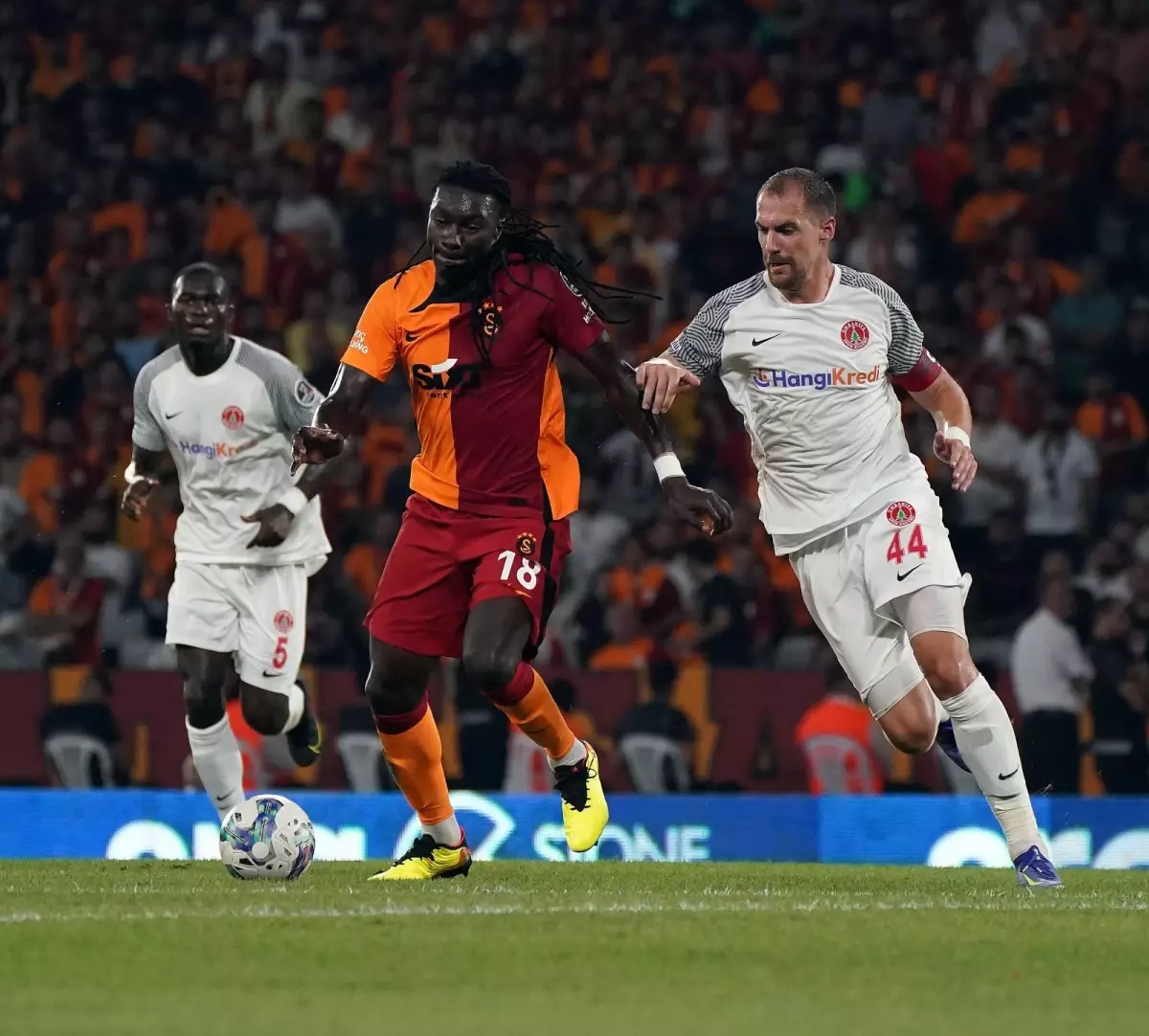 Bafetimbi Gomis oyuna sonradan girdi yine golünü attı