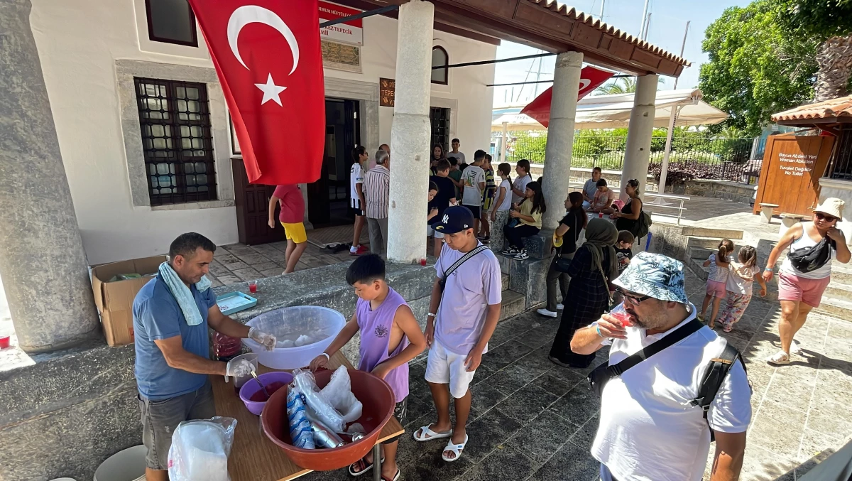 Bodrum\'da cami bahçesinde çocuklara ve vatandaşlara kar şerbeti ikram edildi