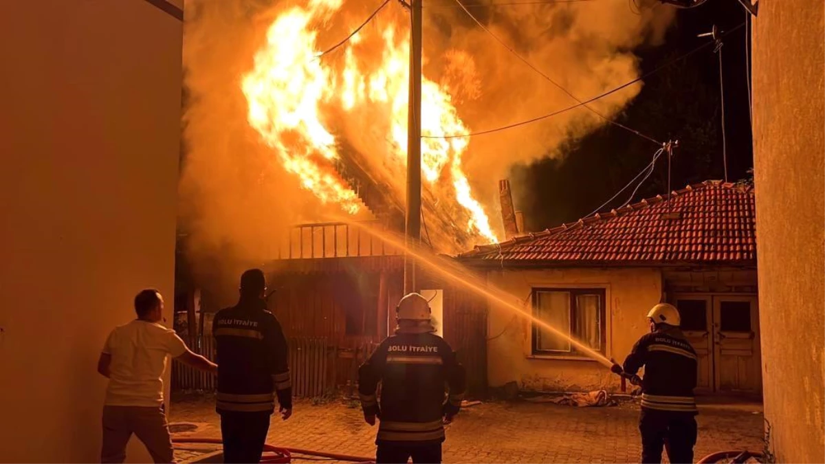 Bolu\'da, 2 katlı ahşap ev alev alev yandı