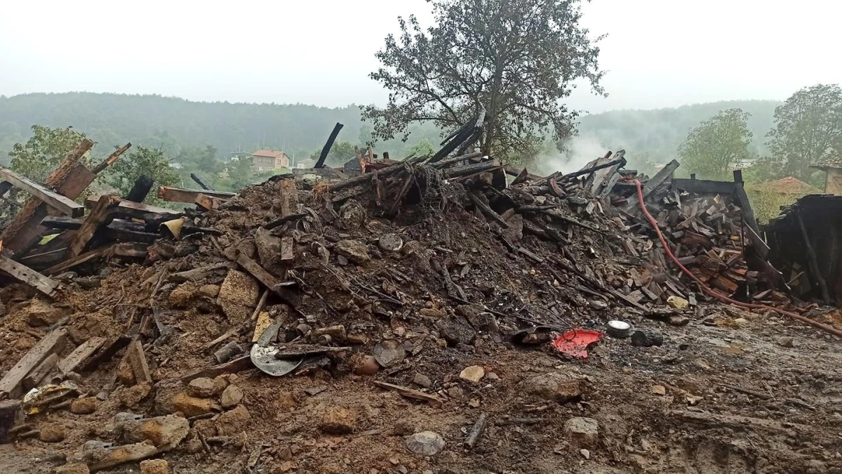 Bursa\'da yangın, 3 kişilik aileyi evsiz bıraktı