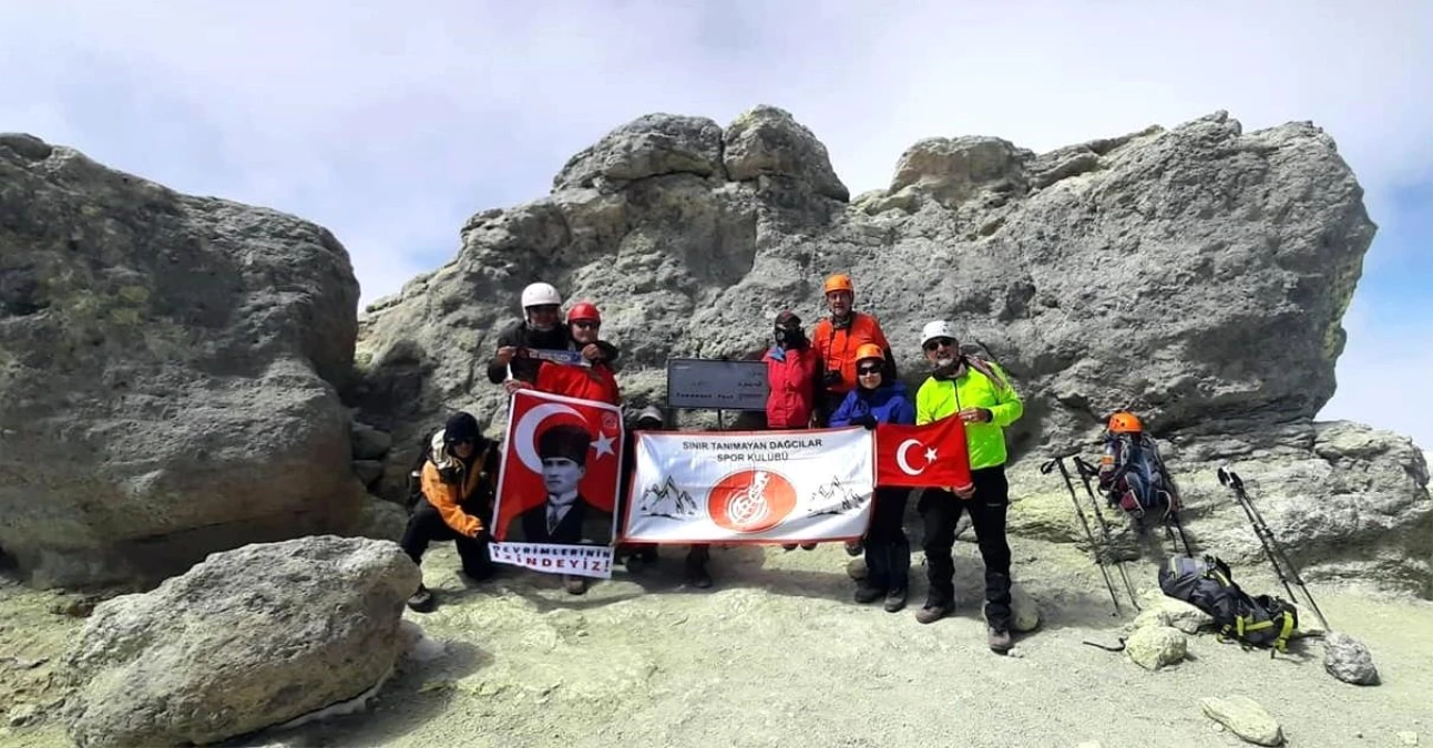 Bursalı dağcılar İran\'ın en yüksek dağında Türk Bayrağı dalgalandırdı