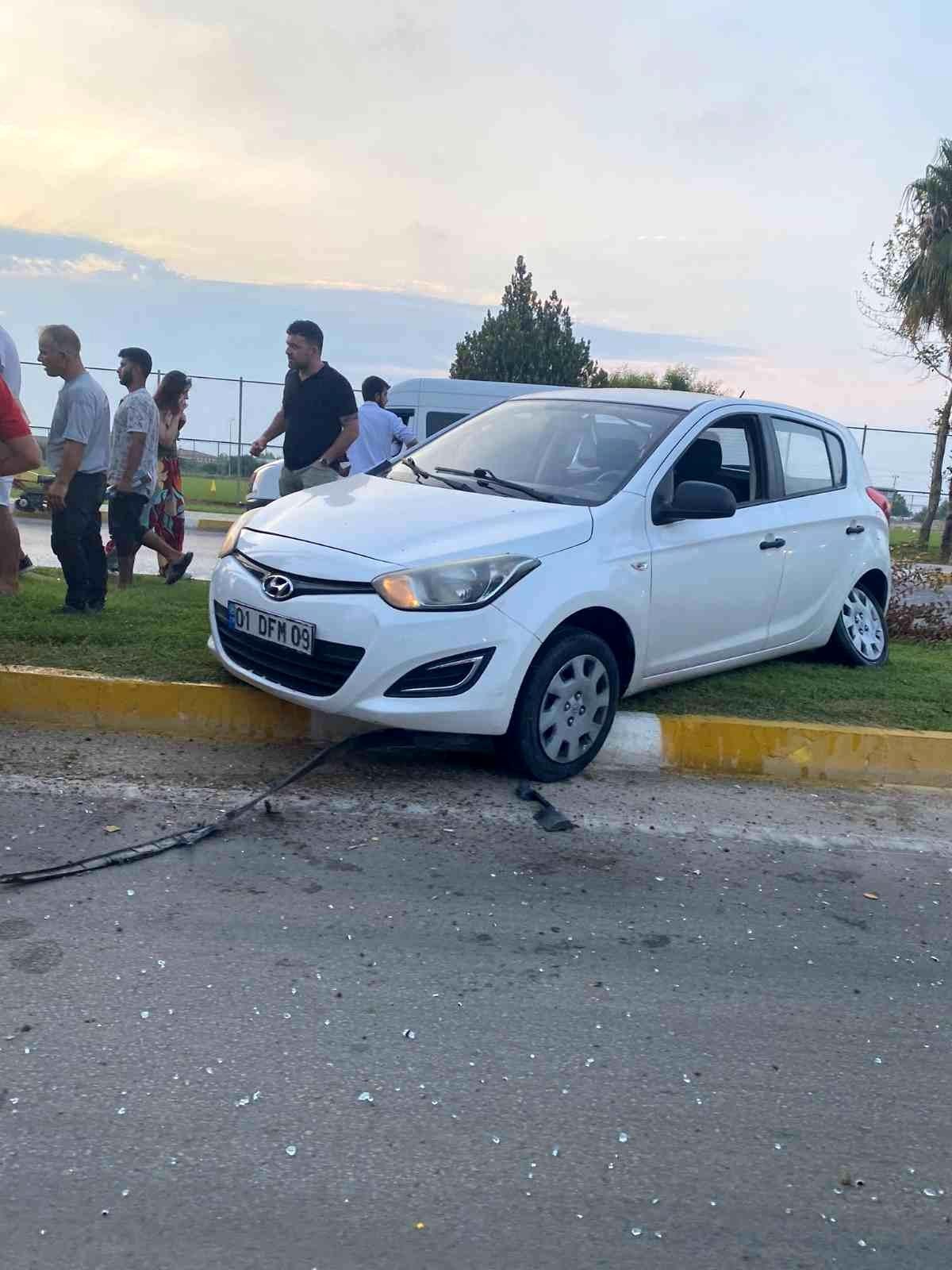 Çim kesen belediye çalışanlarına otomobil çarptı: 2 yaralı