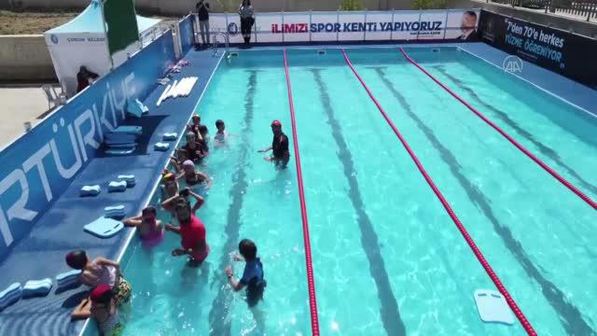 Çorum\'da çocuklar Bakanlık ve belediye iş birliğiyle yüzme öğreniyor