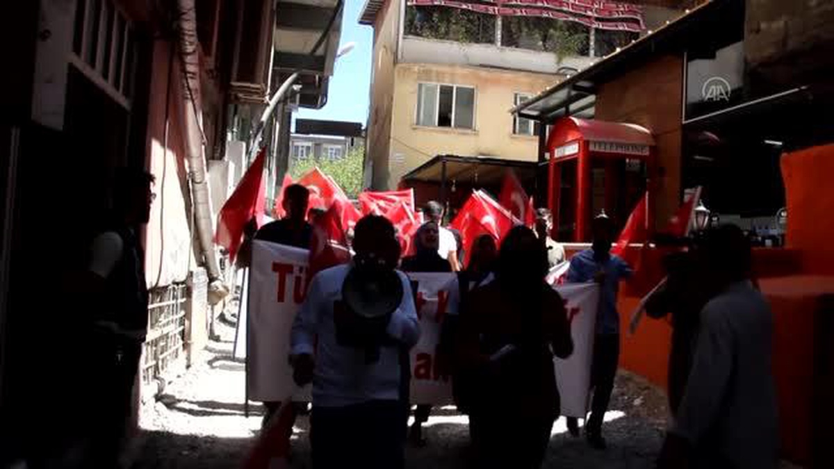 Hakkari\'de çocukları dağa kaçırılan aileler HDP önündeki eylemlerini sürdürdü
