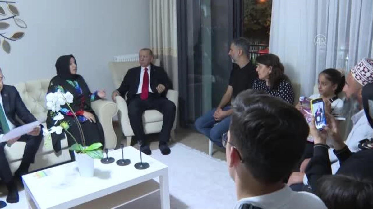Cumhurbaşkanı Erdoğan, kentsel dönüşüm hak sahibi ailenin evine konuk oldu