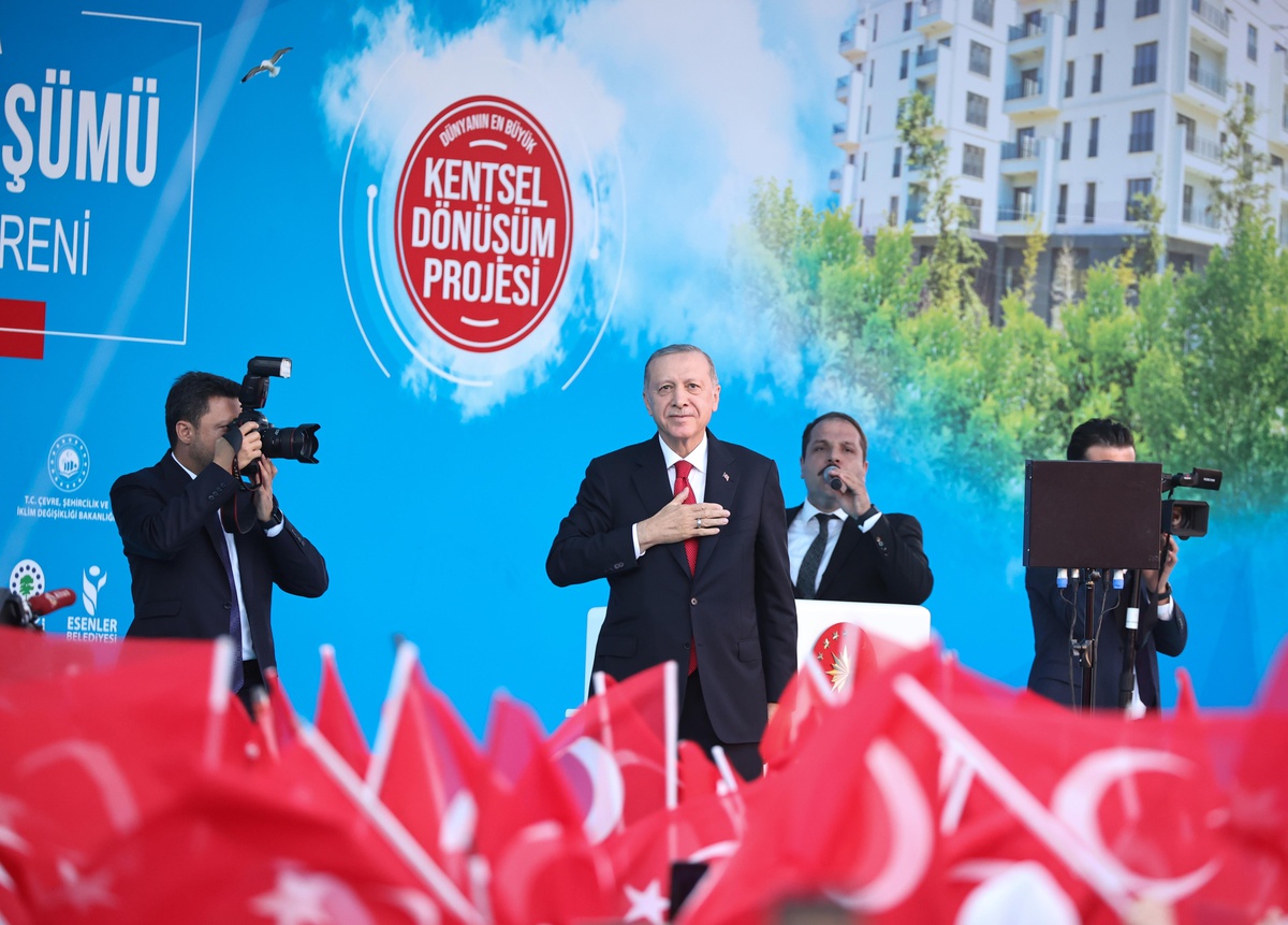 Cumhurbaşkanı Erdoğan: "Önümüzdeki ay hem konut ve kira fiyatlarındaki dengesiz yükselişin önüne geçecek, depreme hazırlık çalışmalarına katkı...