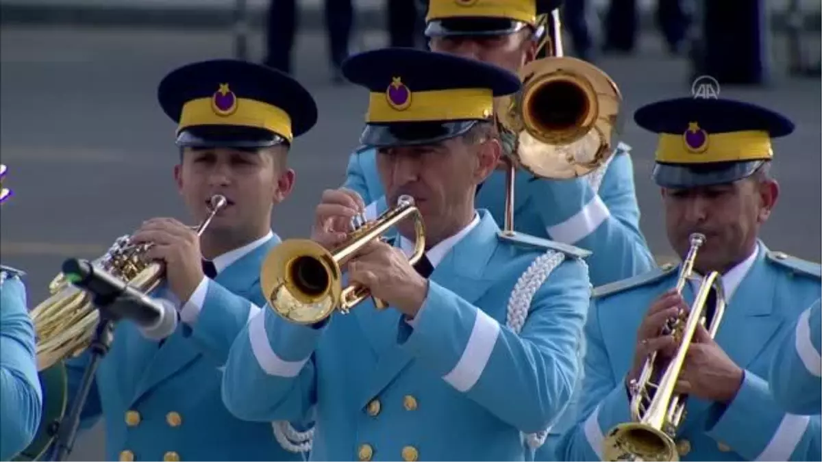 Cumhurbaşkanlığı Muhafız Alayı Tüfekli Gösteri Bölüğü nöbet değişimi gösterisi gerçekleştirildi
