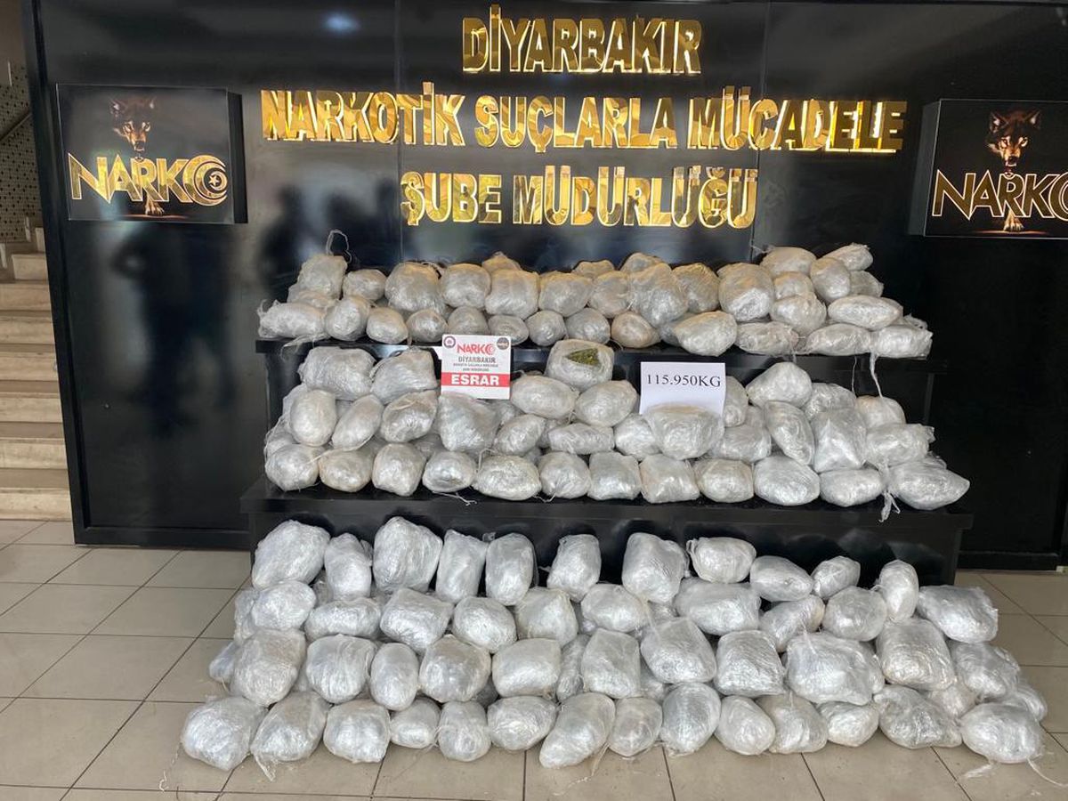 Diyarbakır\'da uyuşturucu operasyonunda yakalanan 3 zanlı tutuklandı