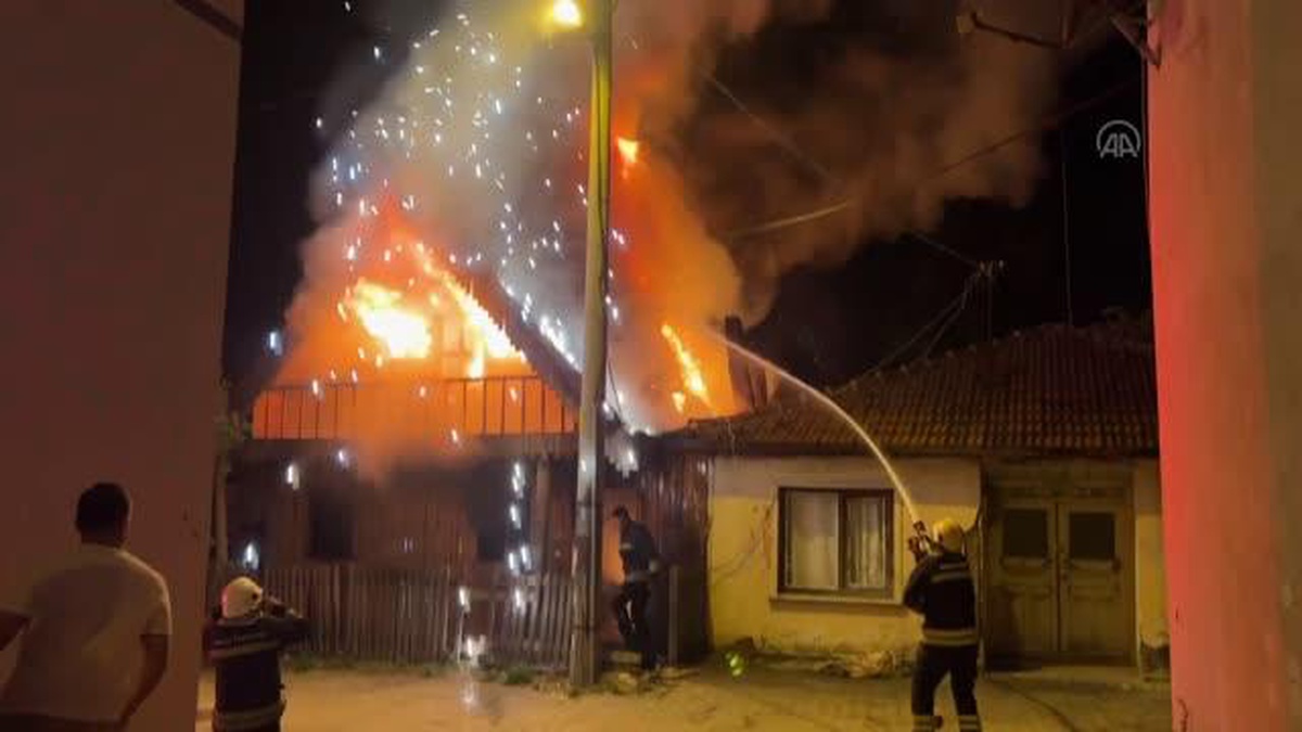 Bolu\'da elektrik tellerine sıçrayan yangın mahalleyi elektriksiz bıraktı