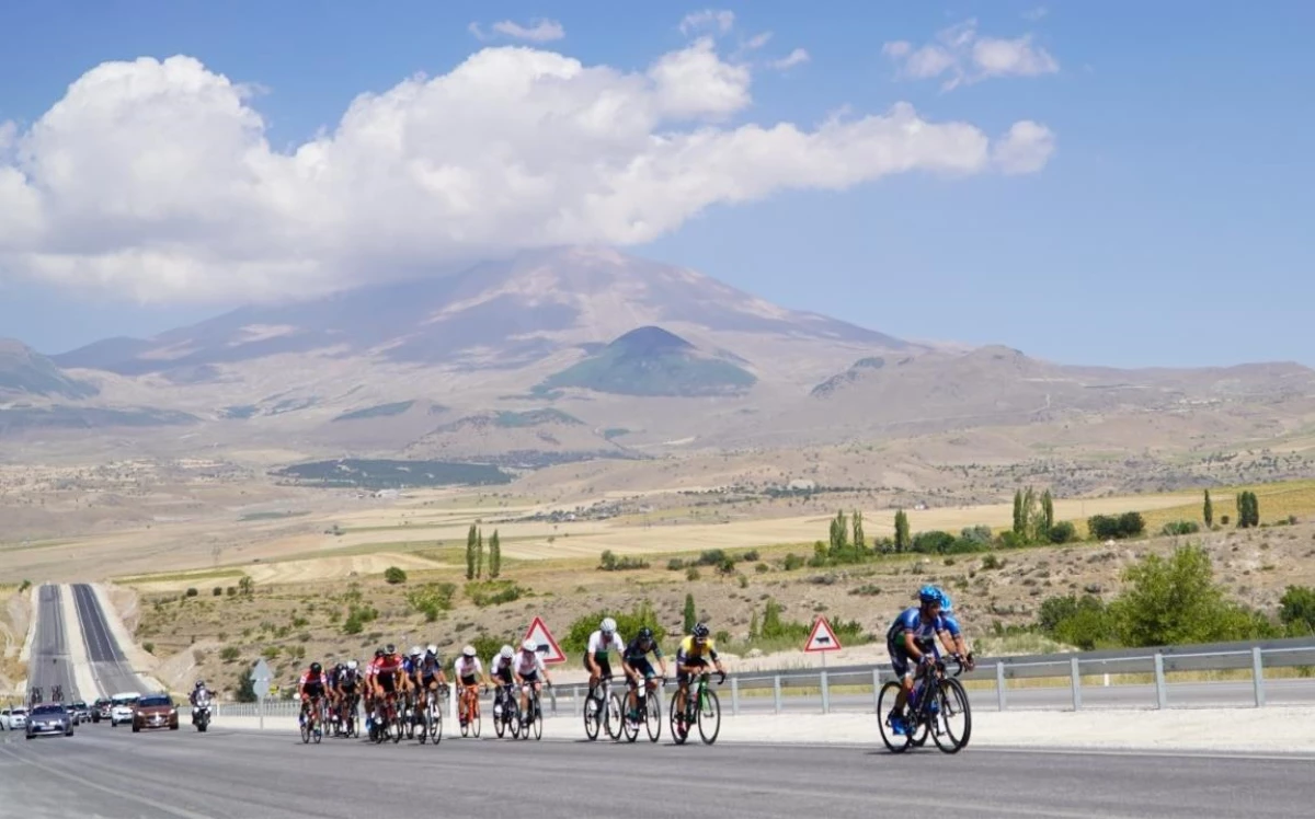 Erciyes Uluslararası Yol ve Dağ Bisikleti Yarışları\'nın 4. etabı devam ediyor