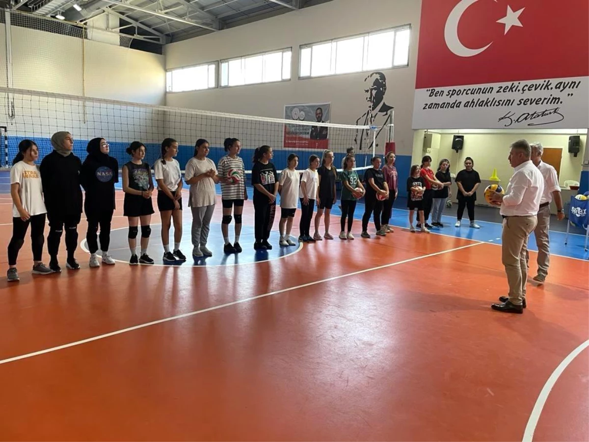 Gençlik ve Spor İl Müdür Er "Yüzme Bilmeyen Kalmasın" projesinin çalışmalarını seyretti