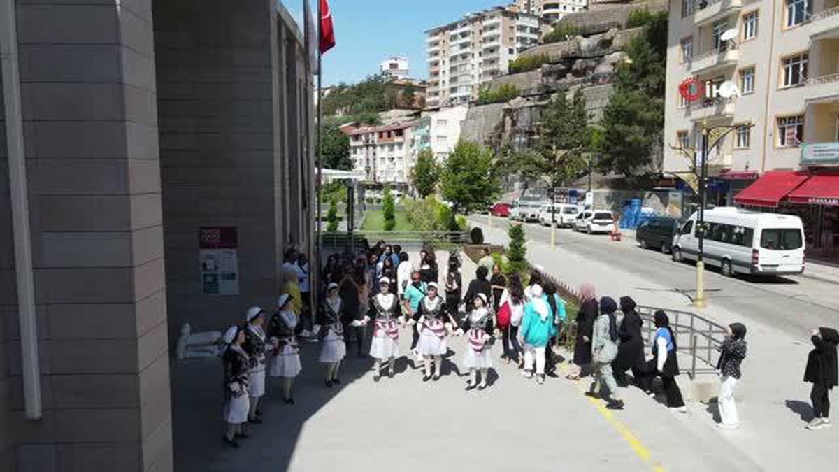 Gümüşhane\'ye gelen Batmanlı genç kızlar, davul zurnayla karşılandı
