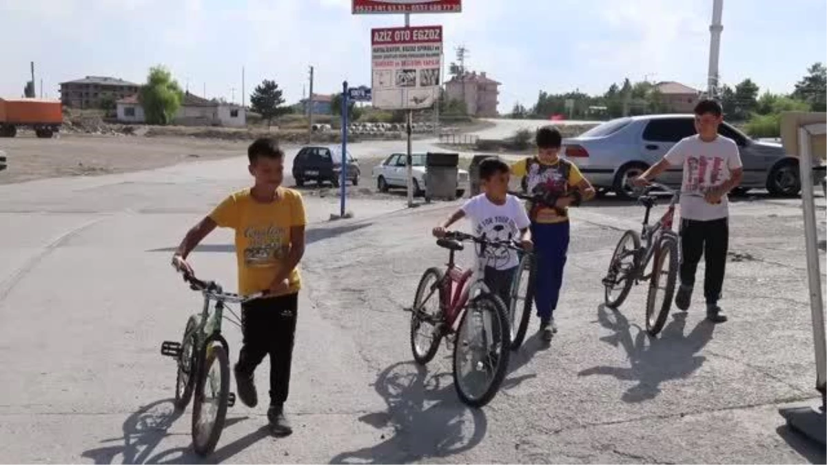 Güreşe başlayan çocukların bisikletlerini ücretsiz onarıyor