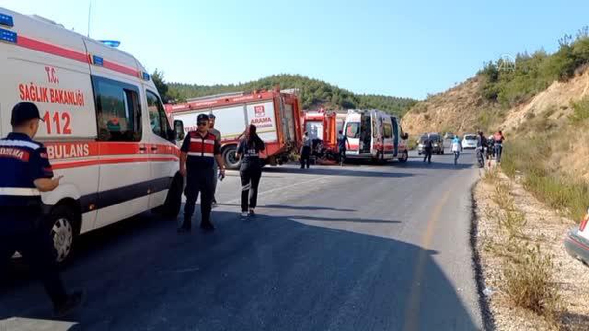 Manisa\'da iki otomobilin çarpışması sonucu 6 kişi yaralandı