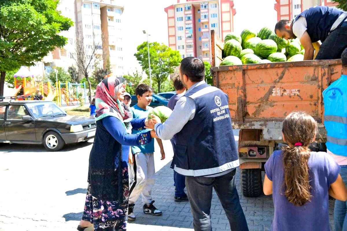 Kahramankazan Belediyesinden ihtiyaç sahiplerine 30 ton karpuz