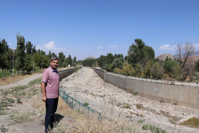 Kavurucu sıcaklar Oltu Çayı'nı kuruttu Kavurucu sıcaklar Oltu Çayı'nı kuruttu