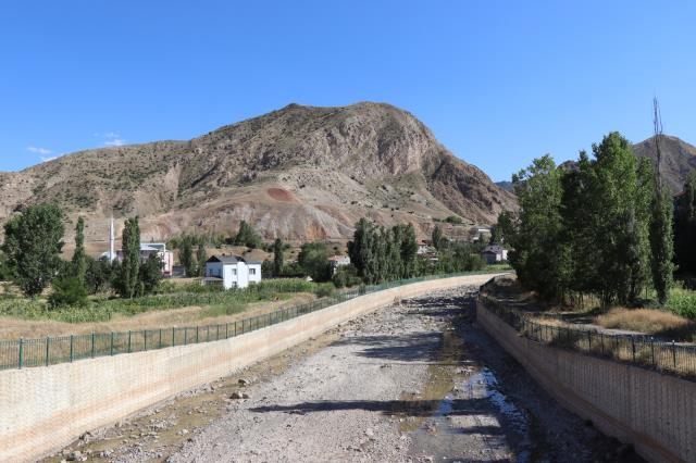 Kavurucu sıcaklar Oltu Çayı'nı kuruttu Kavurucu sıcaklar Oltu Çayı'nı kuruttu
