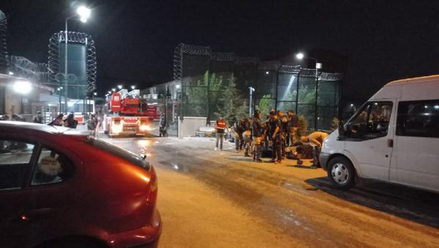 Kayseri'de sığınmacılar Geri Gönderme Merkezi'nde yangın çıkardı Kayseri'de sığınmacılar Geri Gönderme Merkezi'nde yangın çıkardı