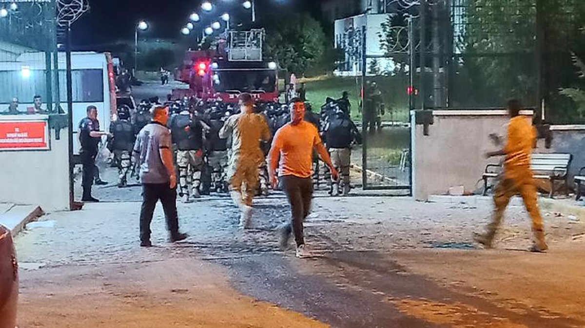 Kayseri\'de sığınmacılar tarafından Geri Gönderme Merkezi\'nde yangın çıkarıldı!