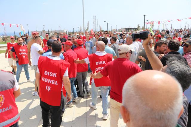 Kılıçdaroğlu'nun katılacağı açılış öncesi CHP'li belediyenin işçilerinden ek zam eylemi Kılıçdaroğlu'nun katılacağı açılış öncesi CHP'li belediyenin işçilerinden ek zam eylemi