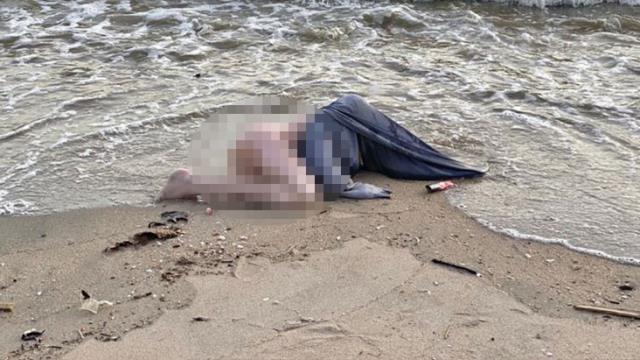 Kıyıya vuran çıplak kadın bedenini ceset sandılar, gerçek polis gelince anlaşıldı Kıyıya vuran çıplak kadın bedenini ceset sandılar, gerçek polis gelince anlaşıldı