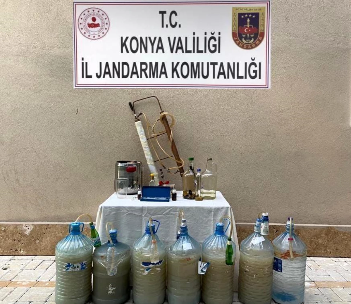 Konya\'da kaçak içki imalathanesine çevrilen eve operasyon