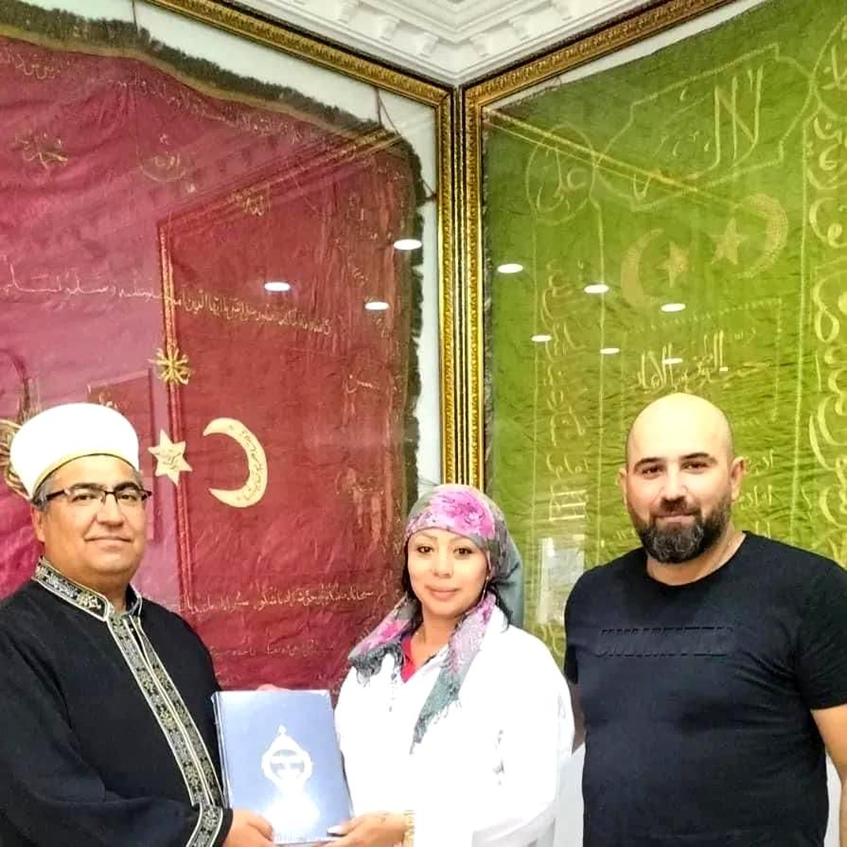 Kur\'an okuyunca huzur bulduğunu söyleyen kadın Müslüman oldu