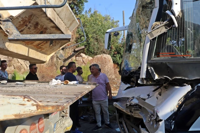 Antalya'da otel servis midibüsü kamyon yüklü çekiciyle çarpıştı: 4'ü ağır 27 yaralı