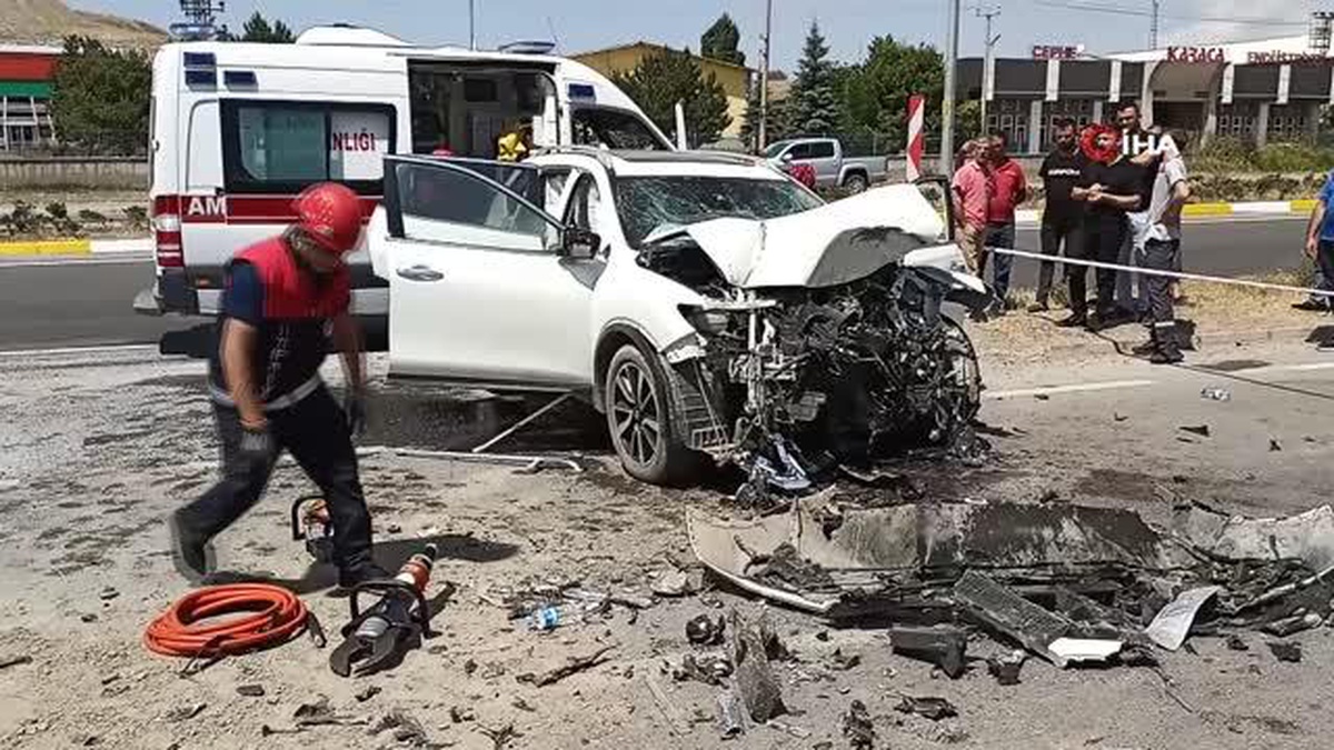 Kamyonla çarpışan otomobil hurdaya döndü: 1 ölü, 2 yaralı