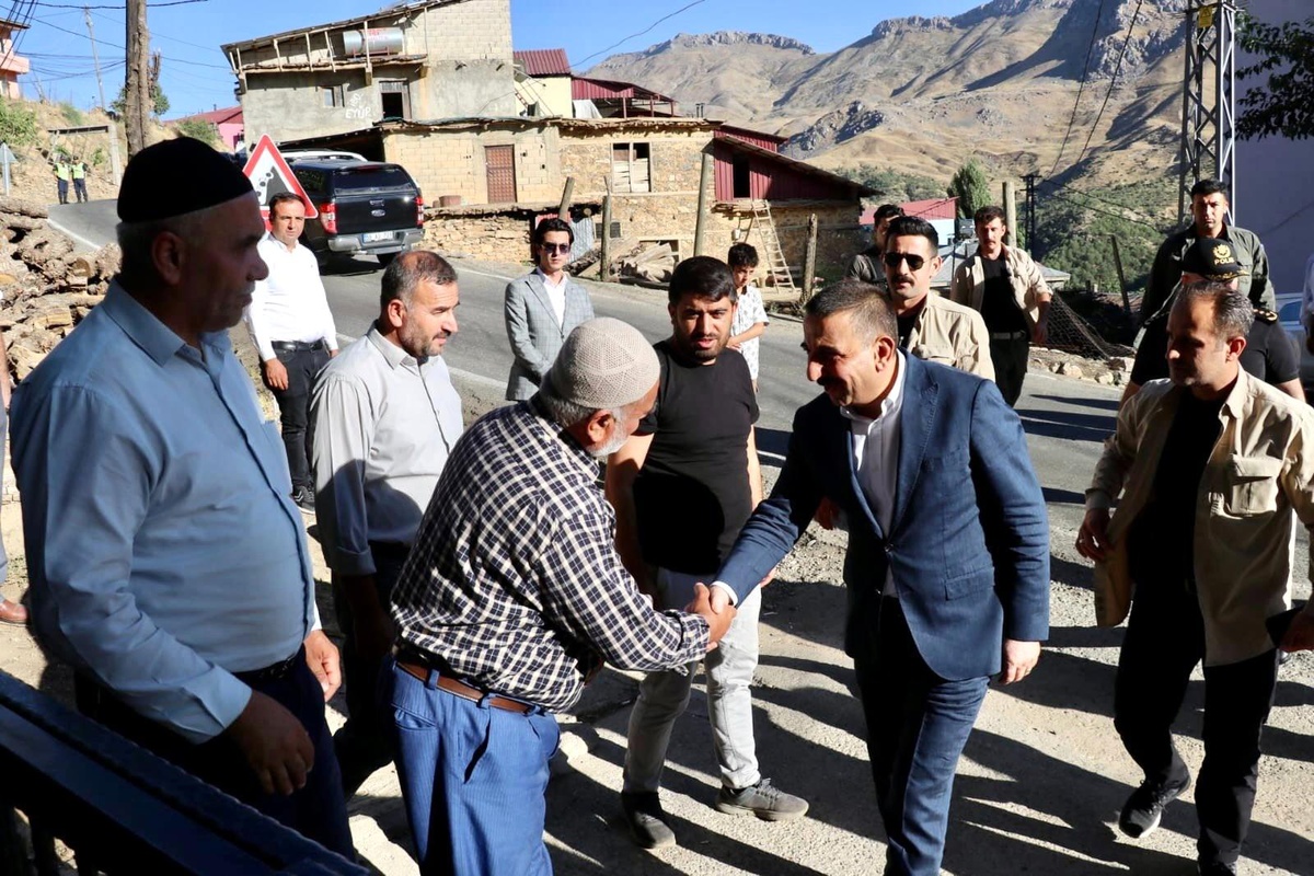 Siirt Valisi Hacıbektaşoğlu, şehit teğmen Ömer Bağra\'nın ailesine taziye ziyaretinde bulundu