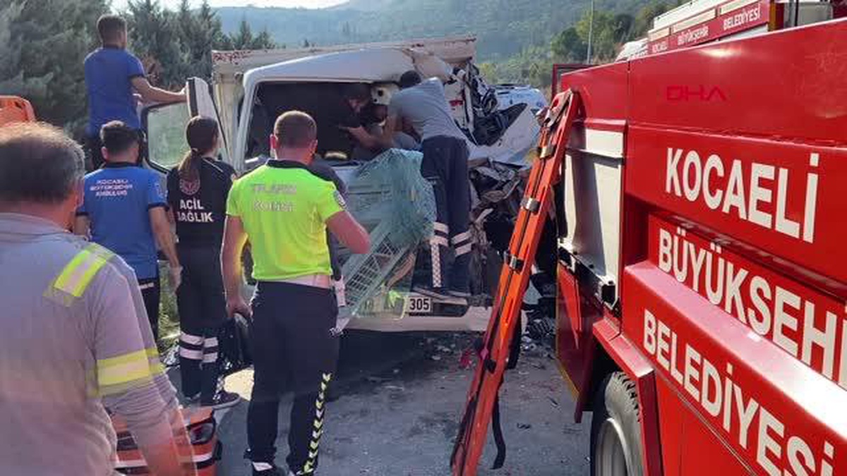 TEM\'de kamyonet ile tanker çarpıştı, kilometrelerce araç kuyruğu oluştu: 1 yaralı