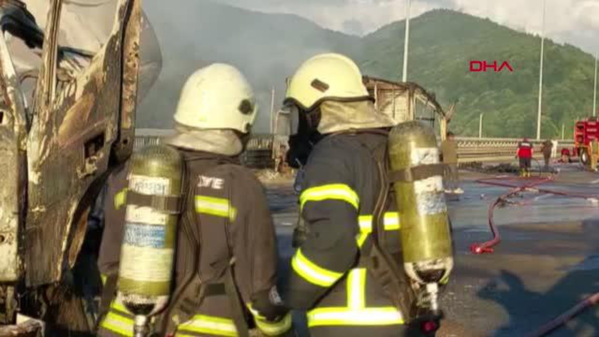 TEM OTOYOLU\'NDA TIR İLE TANKERİN ÇARPIŞTIĞI KAZADA 2 KİŞİ YARALANDI