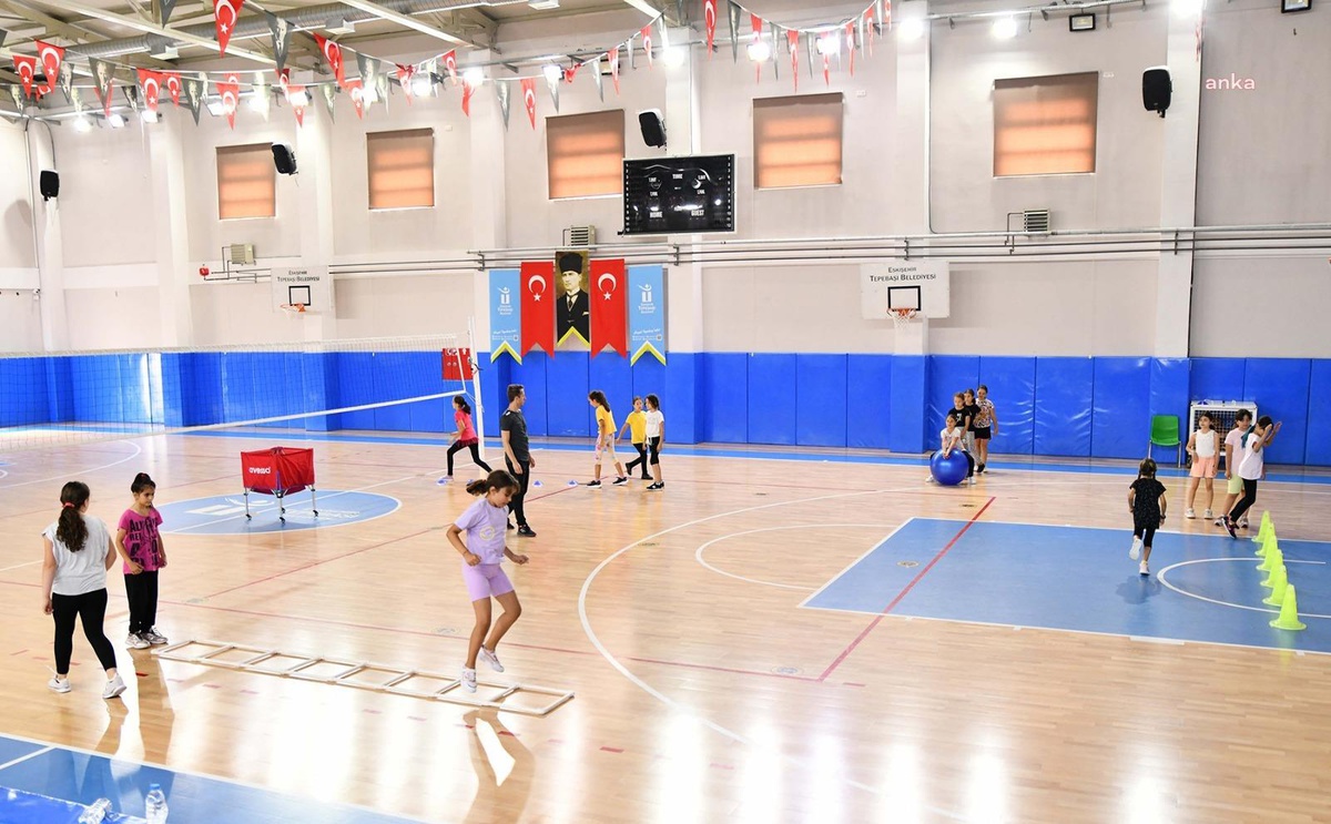 Tepebaşı\'nda 250 çocuk uzman eğitmenler eşliğinde voleybol kursunda