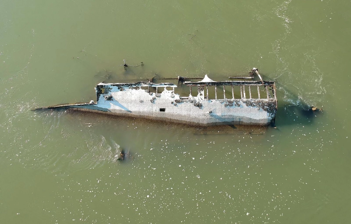 Tuna Nehri\'nde yaşanan kuraklık sonrası bir tarih gün yüzüne çıktı! 2. Dünya Savaşı\'ndan kalan gemi şaşkınlık yarattı