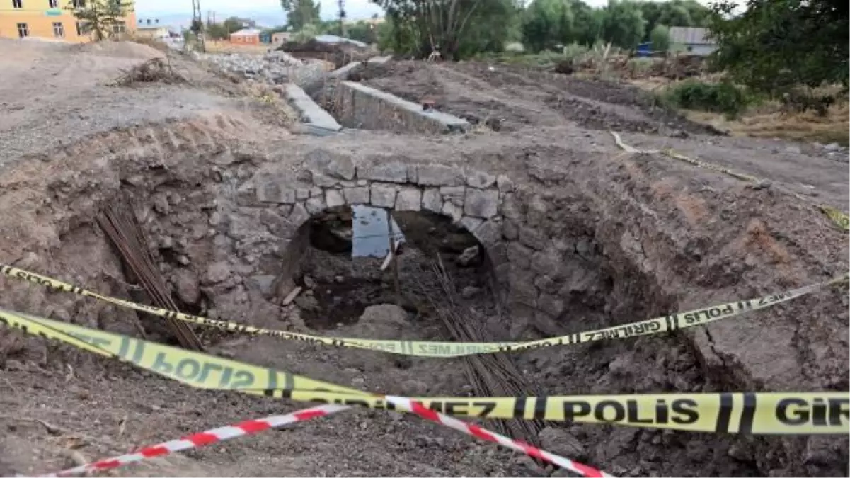 Tunceli\'de tarihi köprü ortaya çıktı, dere ıslah çalışması durduruldu