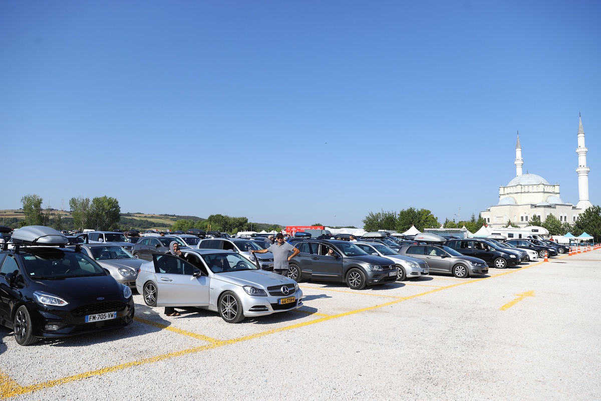 Türkiye\'ye sevinçle gelen gurbetçilerin Kapıkule\'den "hüzünlü" dönüşleri devam ediyor