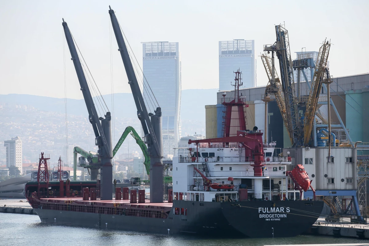 Ukrayna\'dan mısır taşıyan "Fulmar S" isimli gemi, İzmir Alsancak Limanı\'na geldi