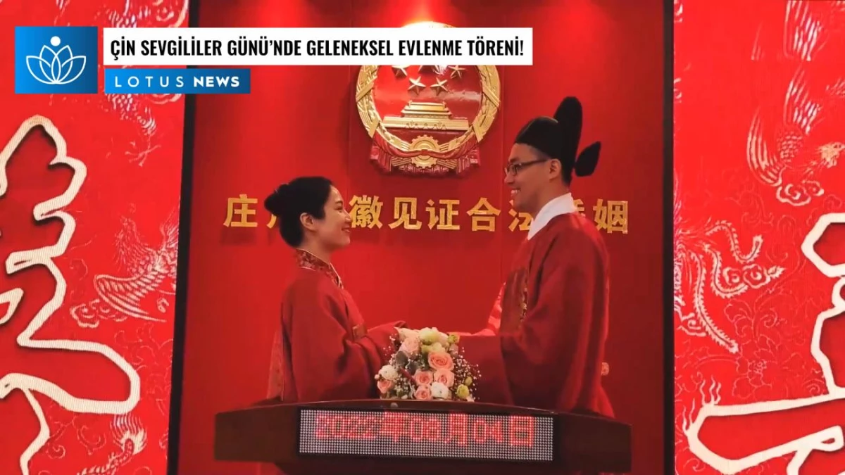 Video: Çin Sevgililer Günü\'nde Çin\'in Doğusunda Geleneksel Evlenme Törenleri Düzenlendi