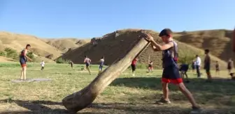 Yüksekovalı güreşçiler, kütük çekip, araç lastiğine balyoz sallayarak şampiyonaya hazırlanıyor