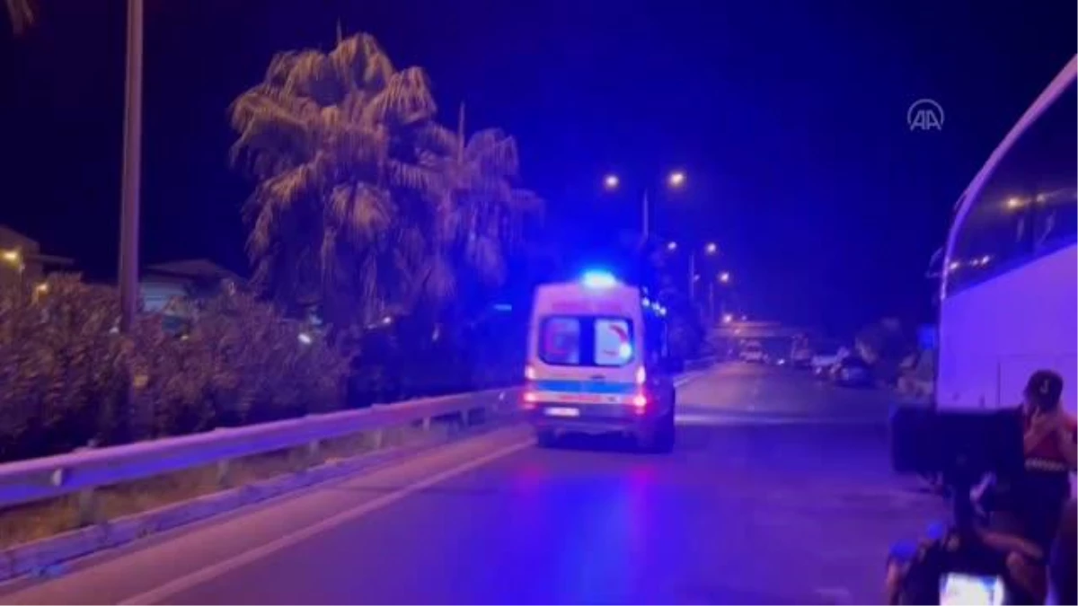 Antalya\'da 2 otobüsün karıştığı kazada 2\'si ağır 25 kişi yaralandı