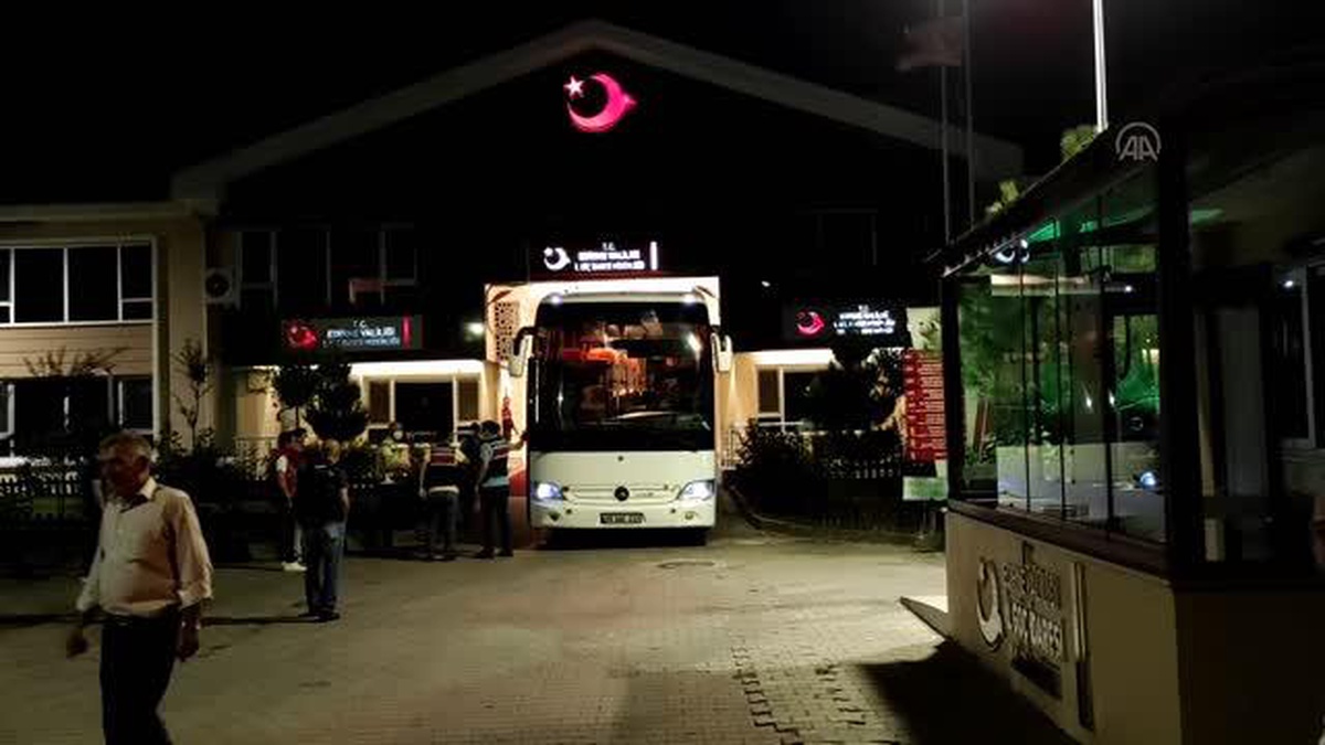 Edirne\'de 227 düzensiz göçmen sınır dışı edilmek üzere İstanbul\'a gönderildi